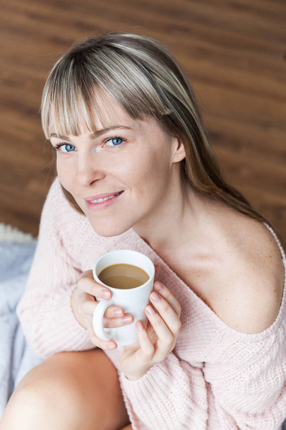 Sabah ve yatakta içecekler kahve güzellik portre rahat kadın. Beyaz genç kadın rahat yatakta kahve ile - Fotoğraf, Görsel