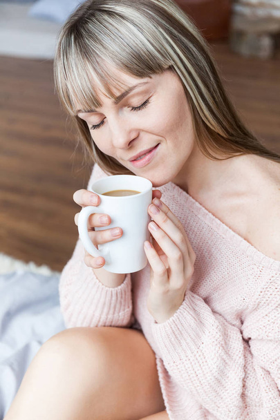 Staand ontspannen vrouw van de schoonheid in de ochtend en drinken koffie in Bed. Kaukasische jonge vrouw Relaxed in Bed met kopje koffie - Foto, afbeelding