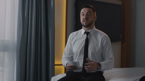 Bearded businessman preparing speech on bed - Metraje, vídeo