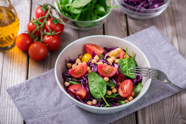 Sałatka szpinaku z ciecierzycy, czerwoną kapustą i warzywa, zdrowe vegan kolacja wegetariańska - Zdjęcie, obraz