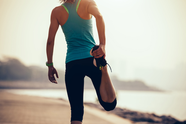 fitness urheilu nainen lämpenee rannikolla
 - Valokuva, kuva