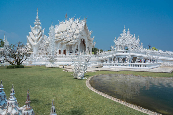 ワット ロン クン、白寺院、チェンライ、タイの魚が付いている池を見事な - 写真・画像
