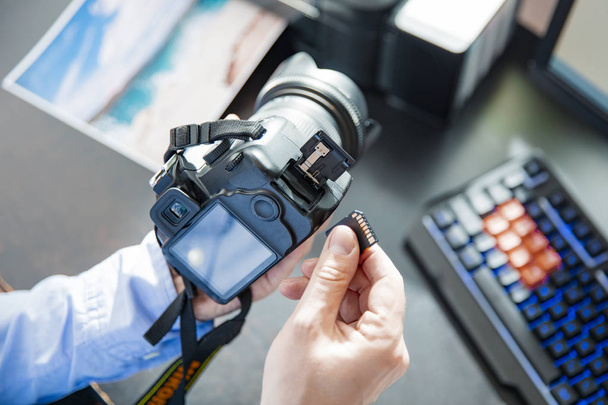 Photographer puts the memory card in his camera - Foto, immagini