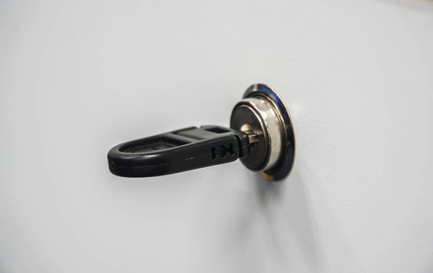 geïsoleerde close-up lade sleutel in het sleutelgat - Foto, afbeelding