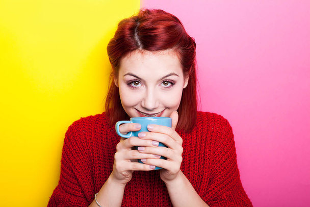 Happy usmívající se žena pití kávy a díval se na kameru - Fotografie, Obrázek