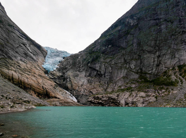 Vista panorámica del glaciar Briksdal en Noruega
 - Foto, imagen