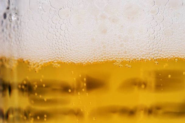 Primer plano de burbujas de cerveza con espuma, fondo de cerveza
 - Foto, Imagen
