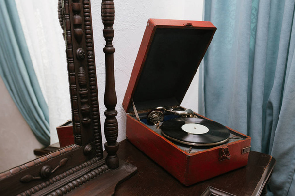 Vintage mirror and old gramophone - Photo, Image