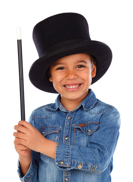 mignon garçon africain faire de la magie avec chapeau haut de forme et baguette magique isolé sur fond blanc
 - Photo, image
