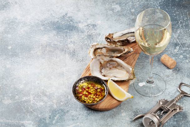 新鮮な牡蠣、石のテーブルの上の白ワイン。テキストのスペースで - 写真・画像
