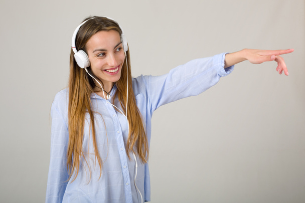 gyönyörű fiatal nő, hallgatni a zenét a fejhallgató - Fotó, kép