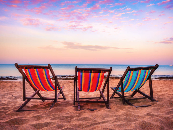 Belle sedie da spiaggia colorate con una bella sabbia bianca, bella acqua blu e splendido cielo alba a Koh Lanta spiaggia in Thailandia in estate
 - Foto, immagini