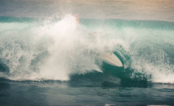 Surfer op Blue Ocean Wave, Bali, Indonesië. Paardrijden in buis. - Foto, afbeelding
