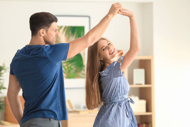 couple dancing at home - Foto, afbeelding