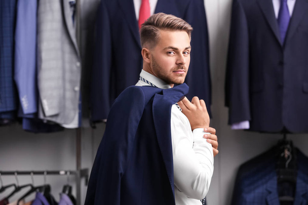 Handsome man in suit store - Fotoğraf, Görsel