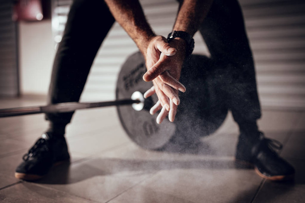 Close-up of strong male hands with talc getting ready to weightlifting - Zdjęcie, obraz