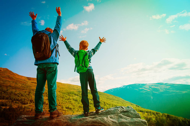 feliz padre e hijo pequeño viajan en las montañas
 - Foto, imagen