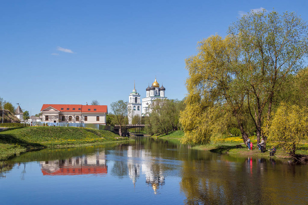 Pohled z řeky Trinity Cathedral Pskovská oblast, Rusko - Fotografie, Obrázek