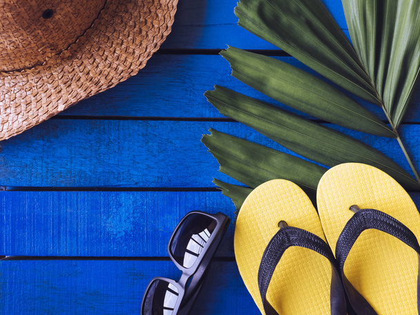 Bovenaanzicht van zomer accessoires op blauwe houten vloer. Vrije ruimte voor tekst - Foto, afbeelding