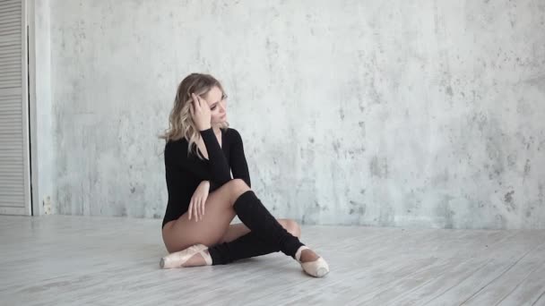 portret tancerz baletowy. tancerz w czarne Body, siedząc na podłodze - Materiał filmowy, wideo