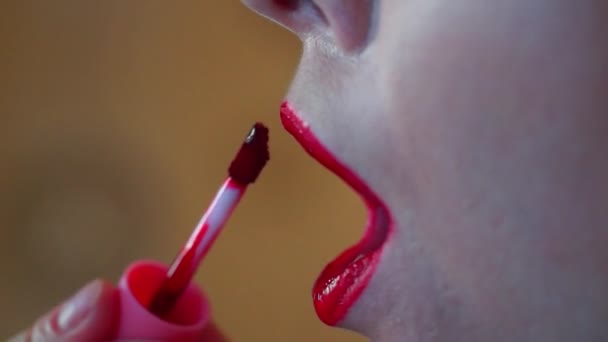 Maquillage lèvres avec lipstisk liquide rouge
 - Séquence, vidéo