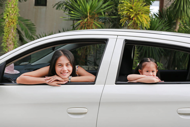 Anya és lánya az autóban. Utazás koncepció. - Fotó, kép