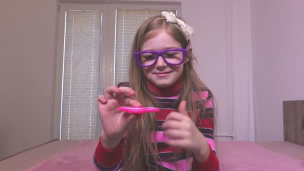 Girl playing fidget spinner - Felvétel, videó