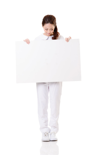 enfermera con tablero en blanco
 - Foto, imagen