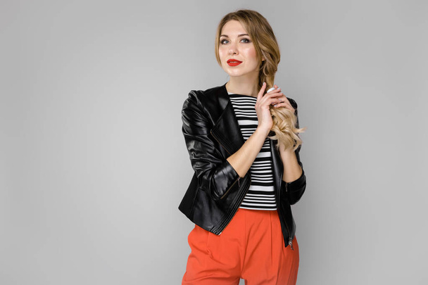 Ελκυστική νεαρή γυναίκα Καυκάσιος ξανθά με απλό ντύσιμο δείχνουν διαφορετικές εκφράσεις στον γκρίζο τοίχο στο studio.  - Φωτογραφία, εικόνα