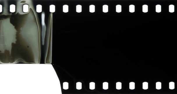 La bande de film rayée poussiéreuse grunge noire peut être utilisée comme fond
 - Photo, image