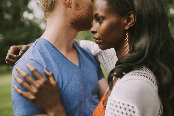 Joyeux jeune couple multiracial dans le parc un jour d'été
 - Photo, image