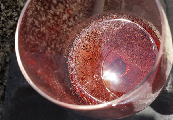 Szklanka wina różanego  - Zdjęcie, obraz