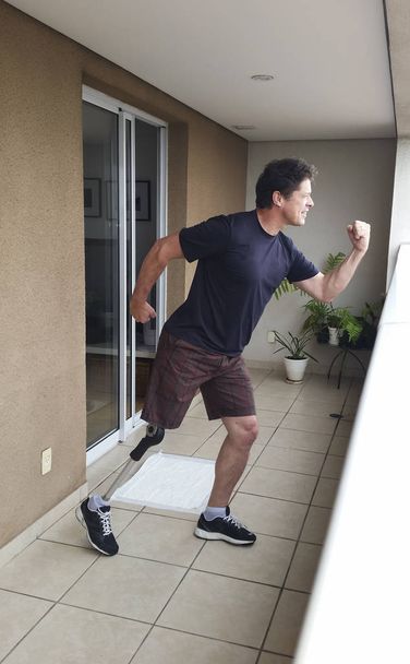 Muž středního věku s fyzickou, opírající se o jeho protéza  - Fotografie, Obrázek