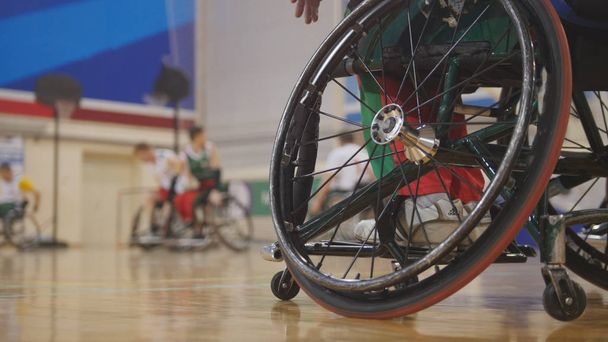 Deportistas discapacitados juegan baloncesto en silla de ruedas
 - Foto, imagen