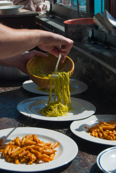 Serveur préparant un plat de spaghettis au pesto ligure
 - Photo, image