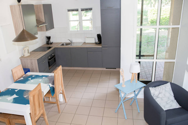 cuisine moderne et salle à manger, espace petit Intérieur simple
 - Photo, image