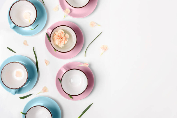 Синие и розовые чашки на белом фоне
 - Фото, изображение