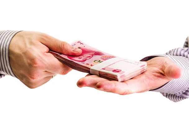 mãos homem segurando contas yuan chinês isolado em branco
 - Foto, Imagem