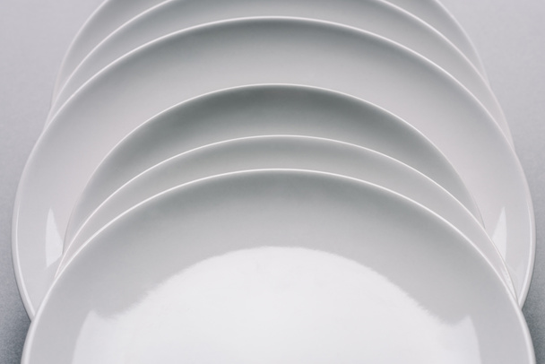 platos blancos en una fila en la mesa blanca
 - Foto, Imagen