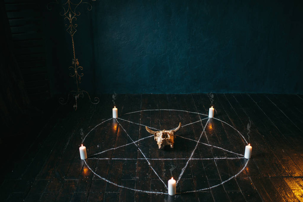 de cirkel van het pentagram met kaarsjes op zwarte houten vloer. Donkere magische ritueel met occulte en esoterische symbolen - Foto, afbeelding