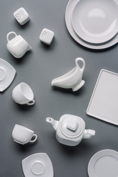 Vajilla blanca para la cena y la hora del té sobre fondo gris
 - Foto, Imagen