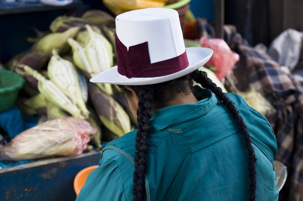 クスコ, ペルー - 2018 年 1 月 5 日: ペルーのクスコでサン ペドロ市場で正体不明の女性。市場は、ペルーの今日の文化の非常に重要な部分を再生します。. - 写真・画像
