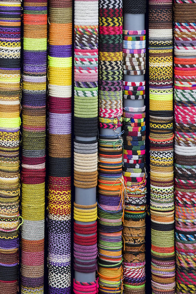 Παραδοσιακά χειροποίητα προϊόντα στη λαϊκή αγορά στο Κούσκο, Περού - Φωτογραφία, εικόνα