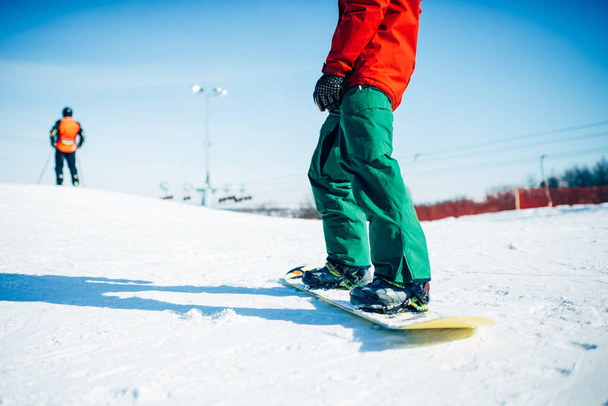 сноубордист з дошкою, сніжні гори на фоні, зимовий активний спорт, екстремальний спосіб життя, сноубординг
 - Фото, зображення