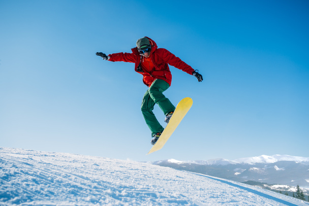 lumilautailija hyppääminen nopeus rinteessä, urheilija toiminnassa, talvi aktiivinen urheilu, äärimmäinen elämäntapa
 - Valokuva, kuva