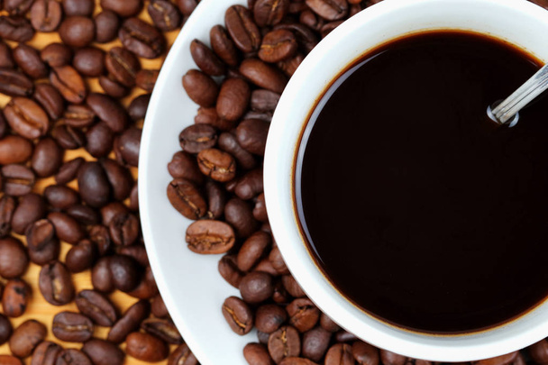 Kávécsésze és kávébab - Fotó, kép