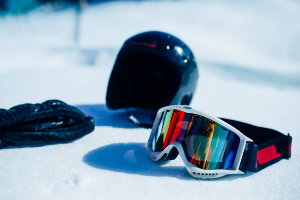 Kask, okulary i rękawice na zbliżenie śnieg. Koncepcja zimowych sportów ekstremalnych - Zdjęcie, obraz