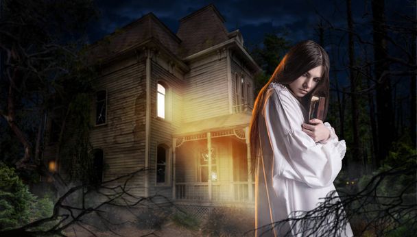 mladá žena s kouzel proti opuštěného domu v noci - Fotografie, Obrázek