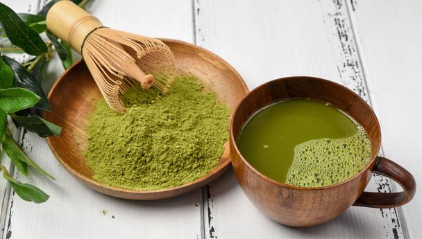 Zielona herbata w proszku matcha drewniane miski z trzepaczką - Zdjęcie, obraz
