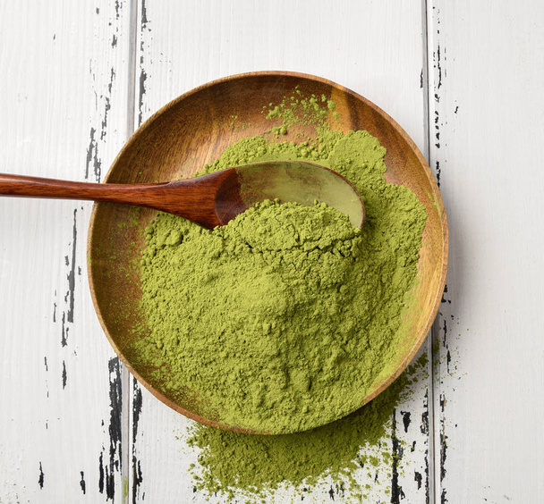 Green tea matcha powder in a wooden bowl - Foto, Imagem